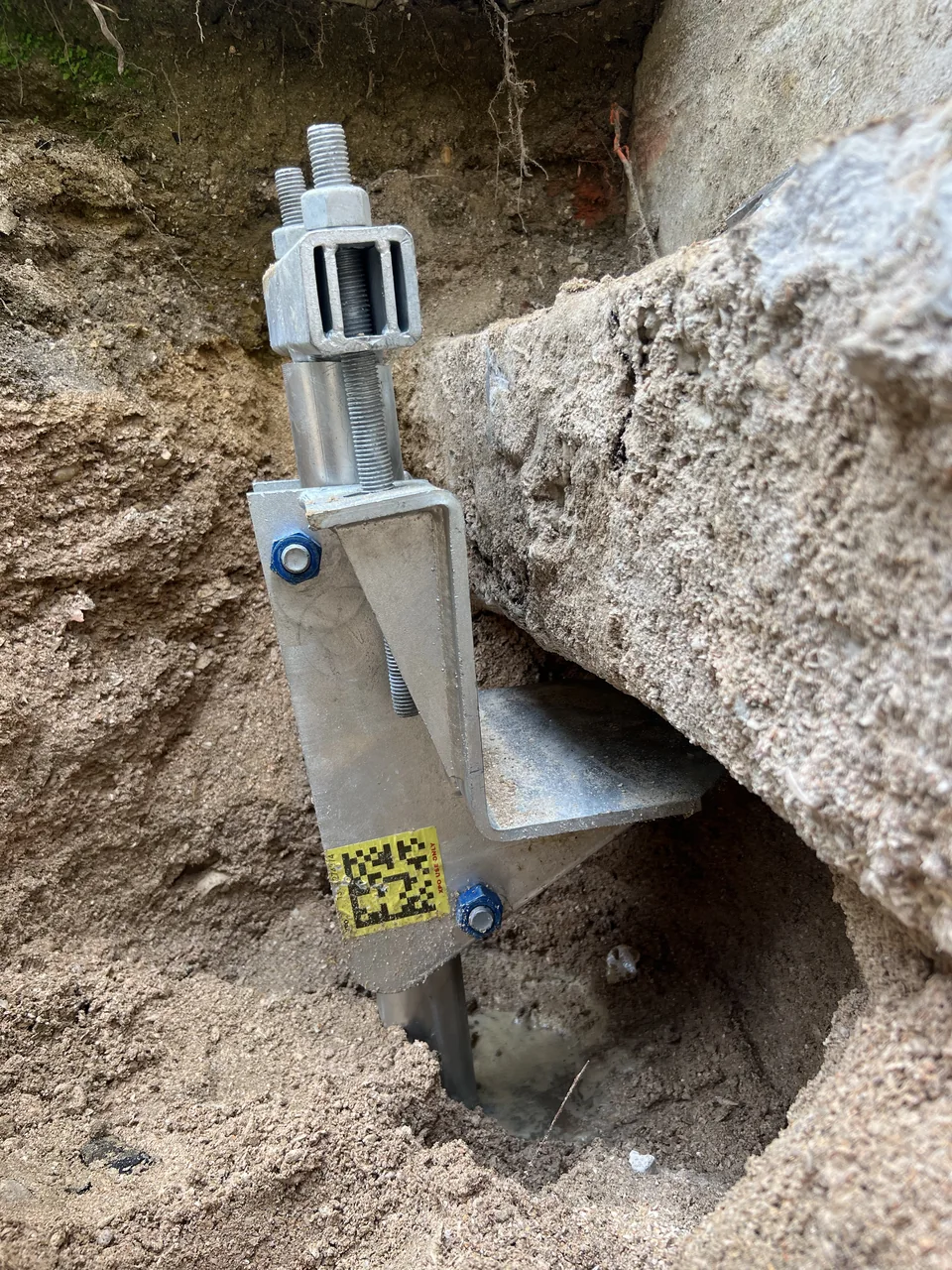 Underpinning bracket photograph from the technical archive. The connection and its load direction must match the specified system.
